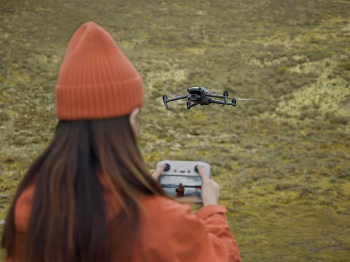 Produktbild DJI Mavic 3 Classic mit RC Fernsteuerung (46 min, 895 g, 20 Mpx)