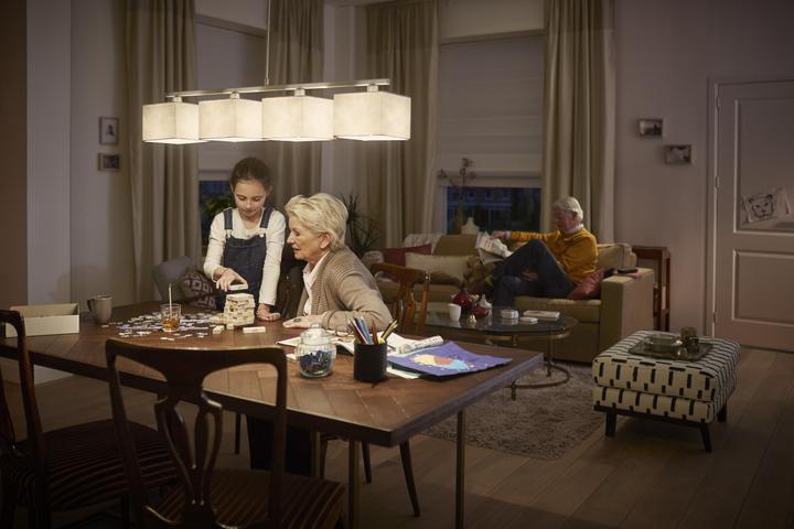 Actual product image Philips SceneSwitch (E14, 5.50 W, 470 lm, 1 x, G)