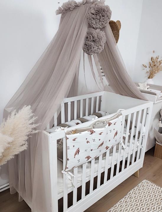 Produktbild Baby-Nest Betthimmel Tüll Taupe mit 2 Pompons