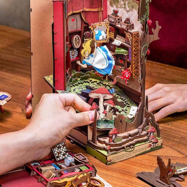 Produktbild Robotime Bausatz Alice im Wunderland, Modell Art: Book Nook