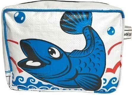 Actual product image Bekos Upcycling - Kosmetiktasche aus recycelten Fischfuttersäcke blauer Fisch