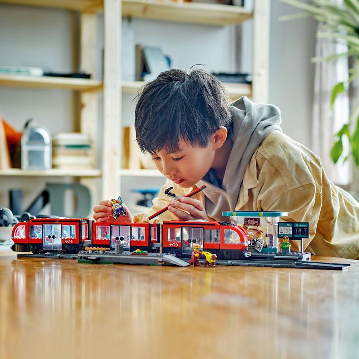 Produktbild LEGO Strassenbahn mit Haltestelle (60423, LEGO City)