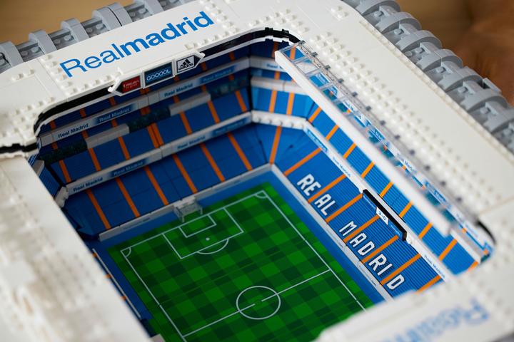 Immagine prodotto LEGO Real Madrid - Stadio Santiago Bernabéu (10299, LEGO Icons, Set LEGO rari)