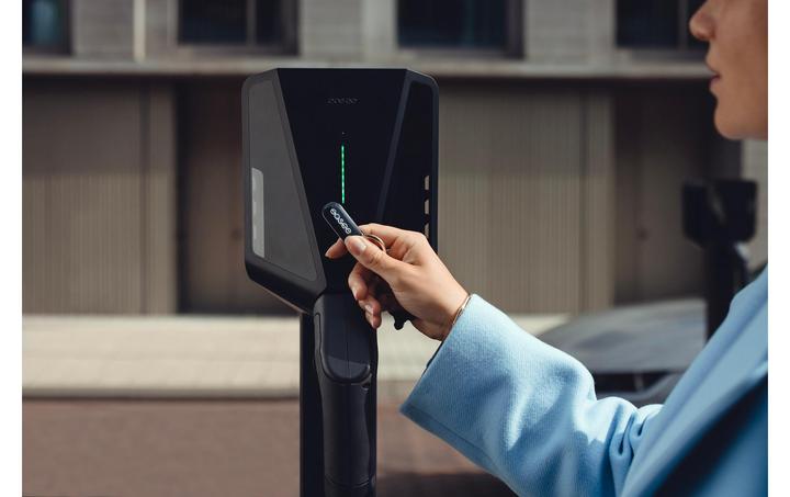 Produktbild Easee Ladestation Charge Max Schwarz, Schnittstellen: WLAN (Typ 2, 22 kW, 32 A)