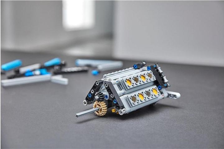 Actual product image LEGO Bugatti Chiron (42083, LEGO Technic, LEGO Rare Sets)