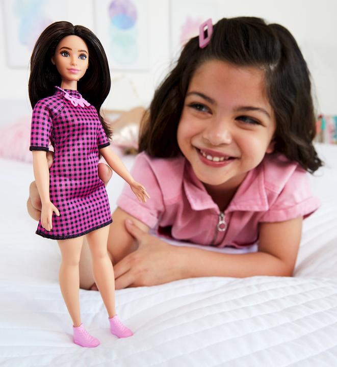 Immagine prodotto Barbie Bambola Fashionistas con abito a scacchi rosa e nero