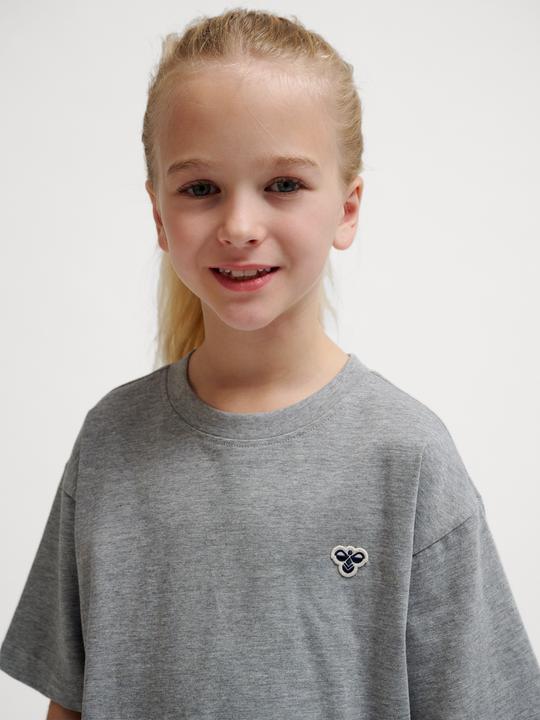 Actual product image hummel hmlJR LOOSE T-SHIRT S/S BEE (104)