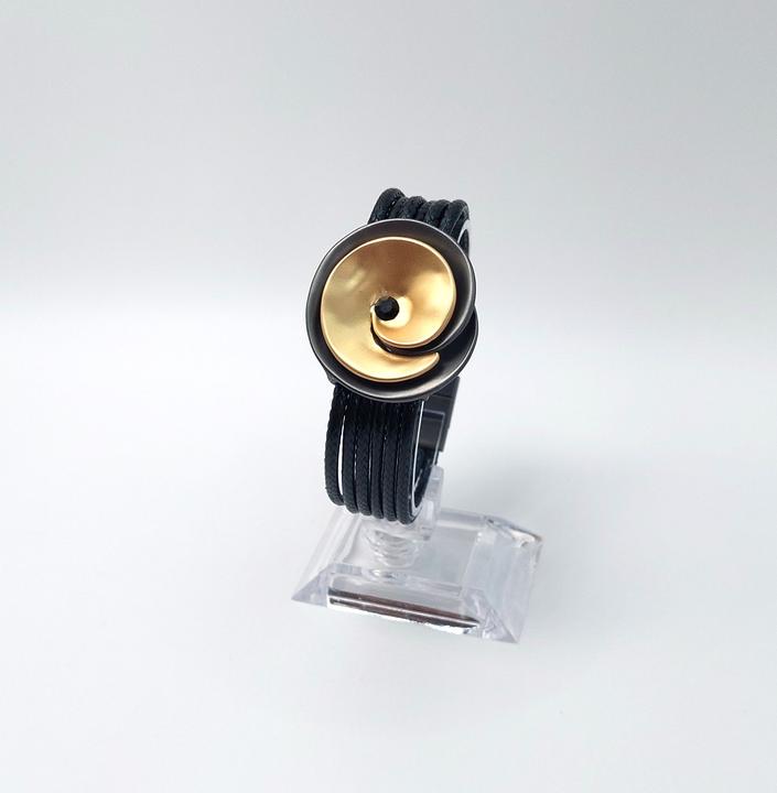 Produktbild Signé Signè Armband Schwarz mit Magnetverschluss & vergoldete Blume No.4 (Metall, Messing, Leder, Bleifrei, Cadmiumfrei, Nickelfrei)