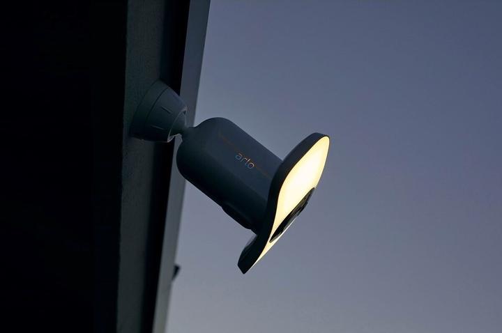 Image du produit Arlo Caméra Pro 3 Floodlight, blanche avec projecteur et sirene integrée (2560 x 1440 Pixels)
