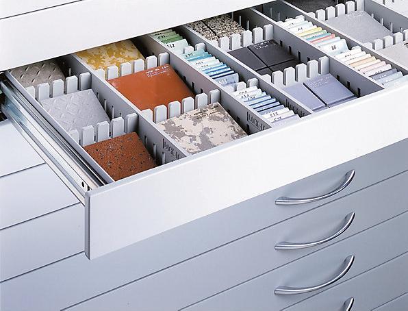 Image du produit C+P Armoire à plans, format A0, 8 tiroirs, hauteur 760 mm, gris noir / blanc trafic.
