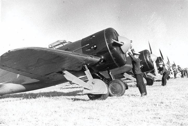 Actual product image Zvezda I-16 Soviet WWII Fighter