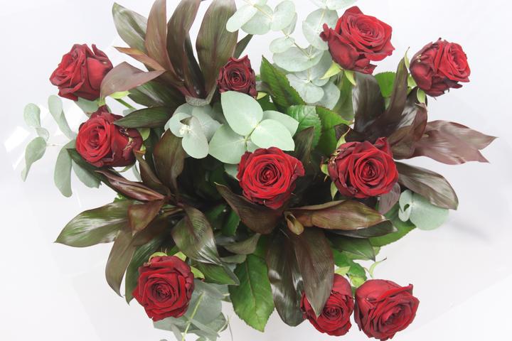 10 rose rosse con un tocco di verde