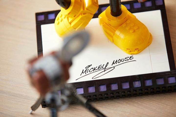 Actual product image LEGO Mickey Mouse and Minnie Mouse (43179, LEGO Disney, LEGO Rare Sets)
