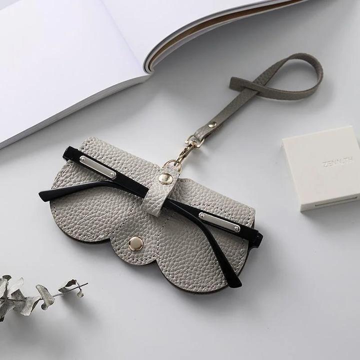 Immagine prodotto Only-Bags.Store Geprägte Brillenhülle Niedliche hängende PU Leder Sonnenbrillen Lesebrillen Aufbewahrungstasche