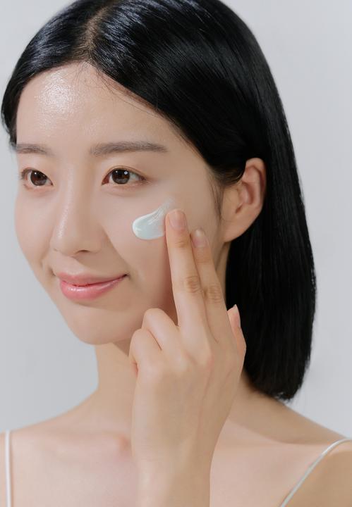 Immagine prodotto Skin1004 Madagascar Centella Hyalu-Cica Acqua-Fit Sun Serum (Crema solare viso, SPF 50+, 50 ml, 50 g)