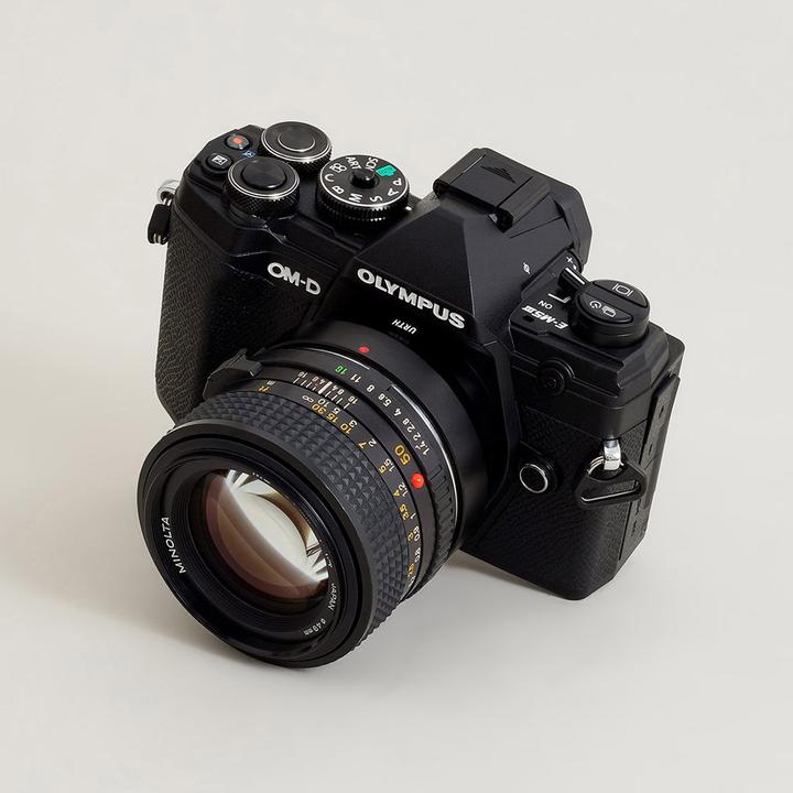Produktbild Urth Lens Mount Adapter: Compatible with Minolta Rokkor (SR / MD / MC) Lens to Micro Four Thirds (M4/3) C