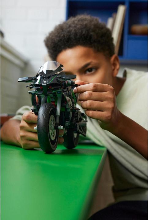 Actual product image LEGO Kawasaki Ninja H2R Motorrad (42170, LEGO Technic)