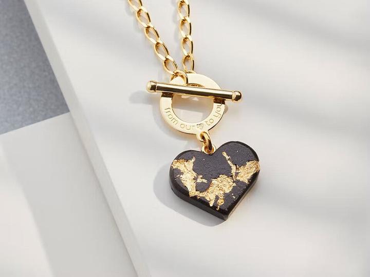 Image du produit C. Jungle Collier avec pendentif coeur JASMINA3 Fait à la main en argent sterling plaqué or 14 carats (Argent sterling 925 recyclé, Plaqué or 14 carats, Béton à très haute résistance)