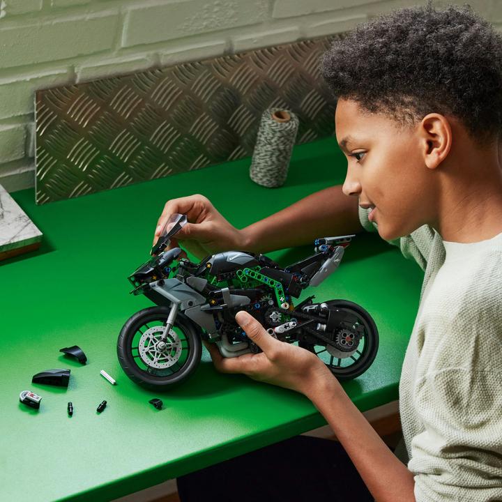 Actual product image LEGO Kawasaki Ninja H2R Motorrad (42170, LEGO Technic)