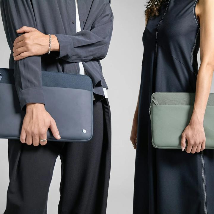 Actual product image Incase A.R.C. Sleeve for 16-inch Laptop - Navy (16", Universal)
