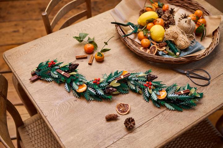 Actual product image LEGO Christmas wreath (10340, LEGO Icons)
