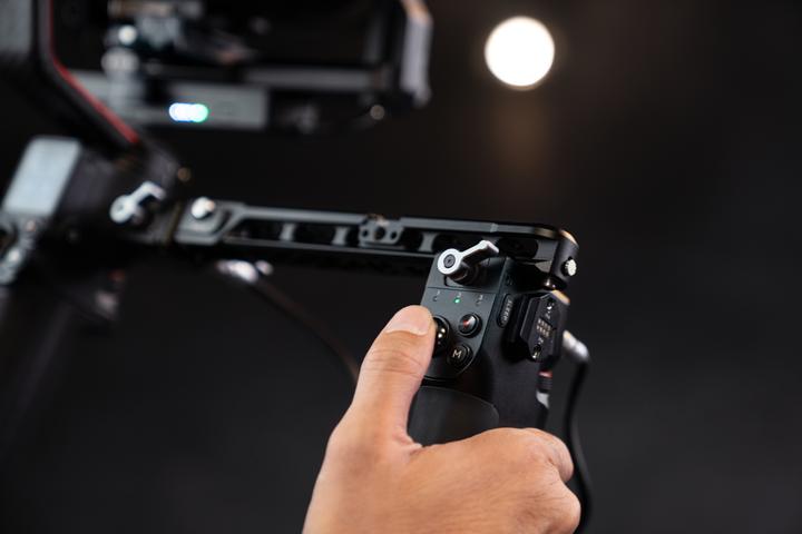 Image du produit DJI RS 2 Pro Combo (Appareil photo reflex, 4.50 kg)