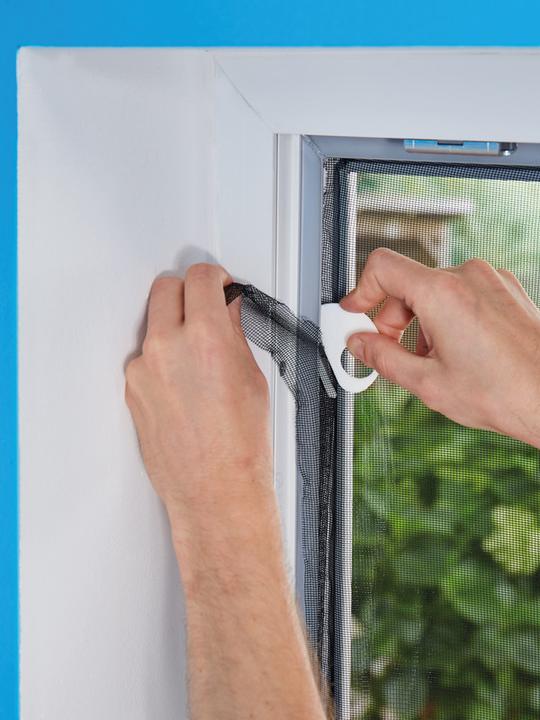 Produktbild tesa Insektenschutz COMFORT für Fenster, mit Klettband, selbstklebend, ohne Bohren (130 x 150 cm)