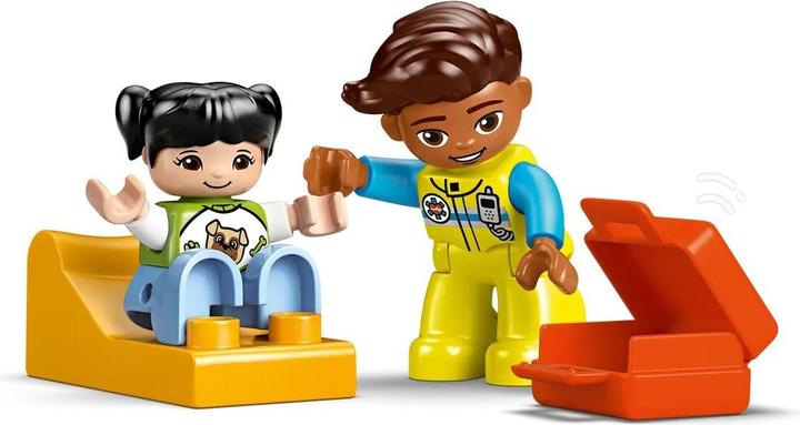 Actual product image LEGO Rettungswagen mit Fahrer (10447)