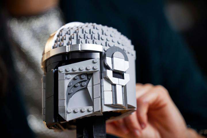 Actual product image LEGO Mandalorian helmet (75328, LEGO Star Wars)