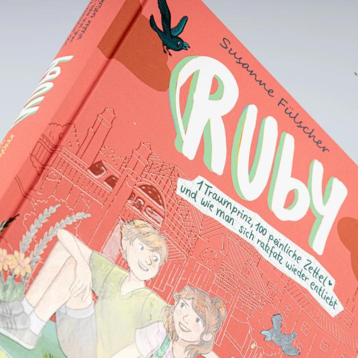 Produktbild Ruby 3: 1 Traumprinz, 100 peinliche Zettel und wie man sich ratzfatz wieder entliebt (Deutsch, Susanne Fülscher, Isabelle Metzen, 2024)