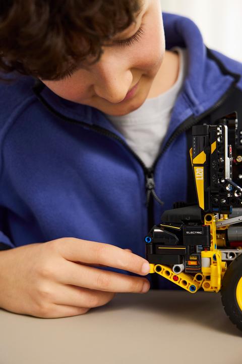 Actual product image LEGO Volvo L120 Electric wheel loader (42209, LEGO Technic)