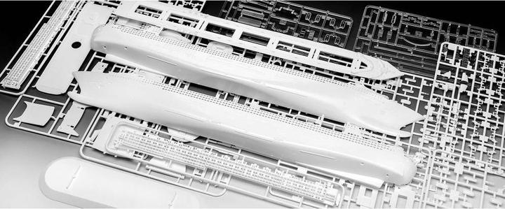 Actual product image Revell Queen Mary 2