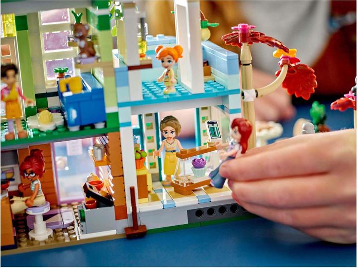 Produktbild LEGO Heartlake City Wohn- und Einkaufsstrasse (42670, LEGO Friends)