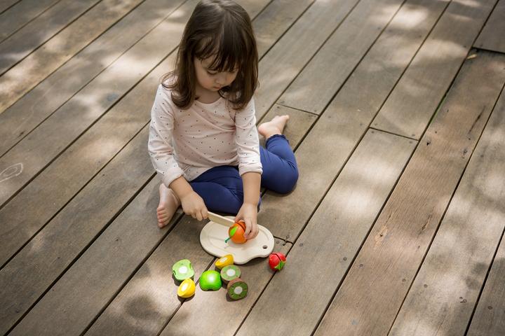 Produktbild Plantoys Früchte-Set auf Schneidbrett