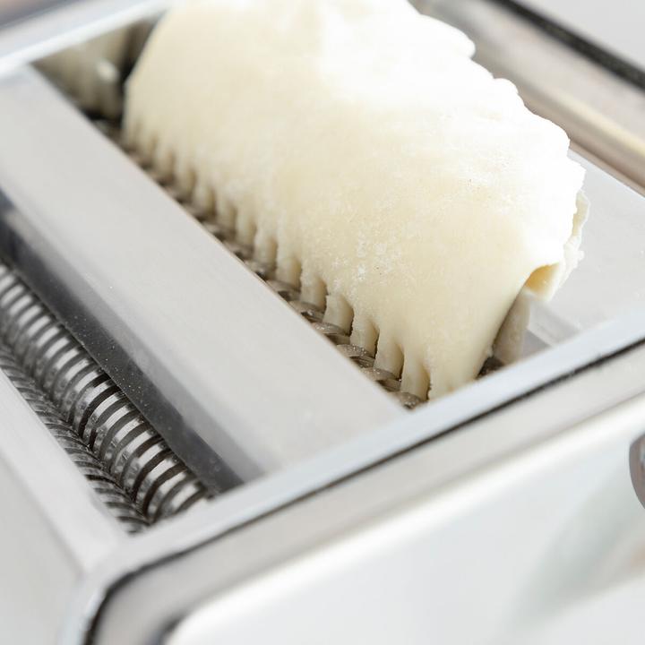 Image du produit InnovaGoods Machine à pâtes en métal - 3 rouleaux de coupe