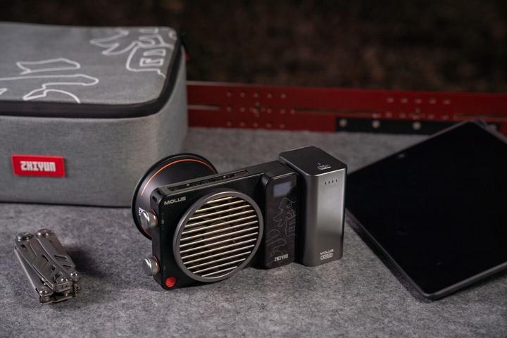 Actual product image Zhiyun Molus X100 Pro Black (Studio light)