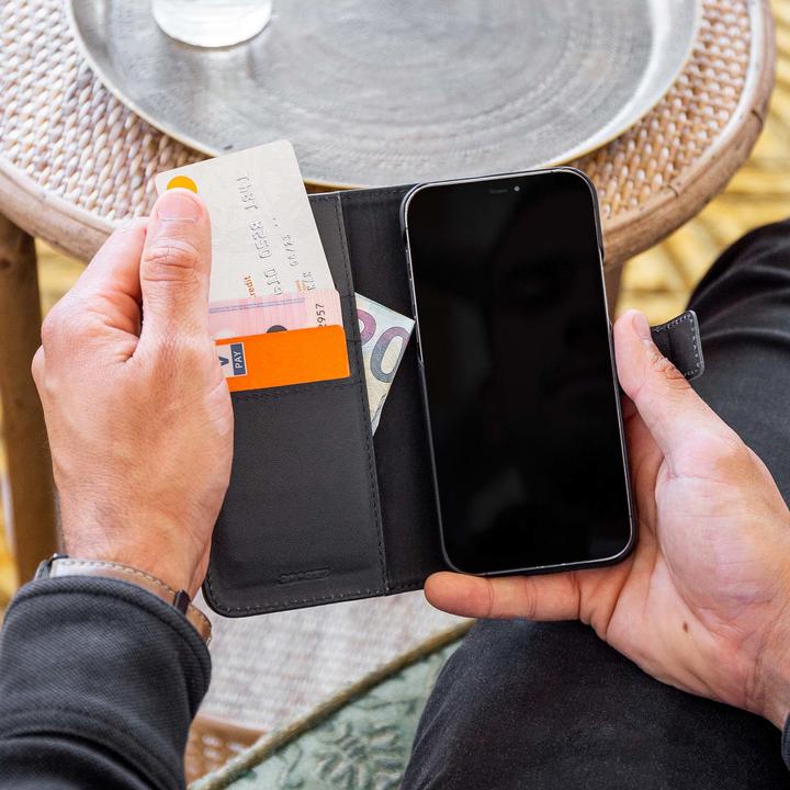 Actual product image Accezz Premium Leather 2 in 1 Wallet Bookcase iPhone SE (2022 / 2020) / 8 / 7 / 6(s) - Zwart (Apple iPhone SE (3rd Gen), Apple iPhone 6s, Apple iPhone 8, Apple iPhone 6, Apple iPhone SE (2nd Gen), Apple iPhone 7)