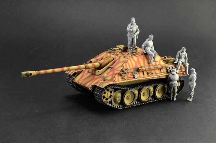 Actual product image Italeri 1:35 Sd.Kfz.173 Jagdpanther+winter crew