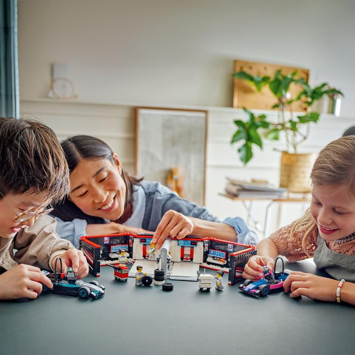 Image du produit LEGO F1 Garage mit Mercedes-AMG & Alpine Rennautos (60444, LEGO City)