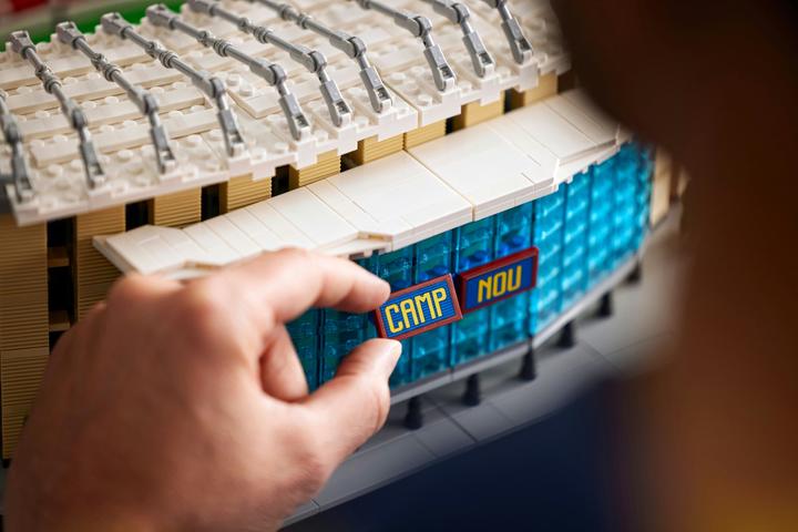 Actual product image LEGO ICONS CAMP NOU - FC BARCELONA 10284 (10284, LEGO Creator Expert, LEGO Rare Sets)