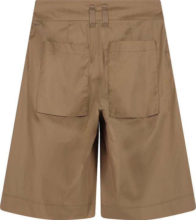 Jeanne Baret Lotus Bermuda