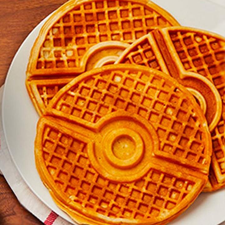 Actual product image Uncanny Brands Pokemon Waffle Maker Pokeball (EU plug)