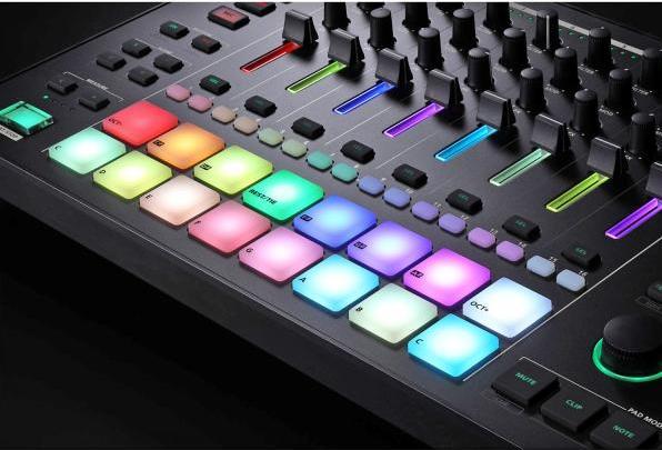 Immagine prodotto Roland MC-707 Groovebox con supporto nero
