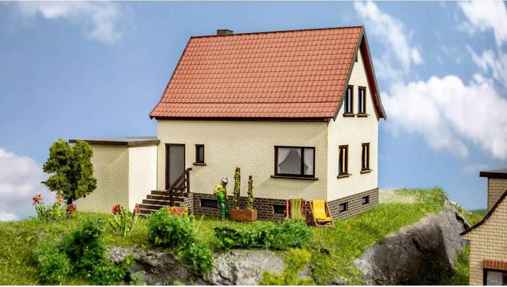 Actual product image Noch N Settlement house with garage