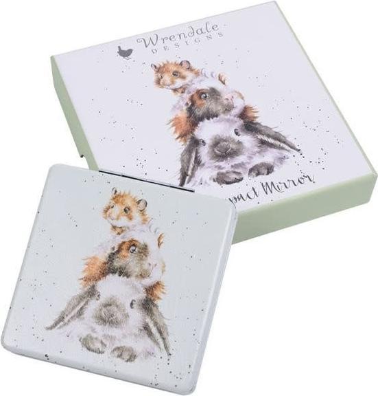 Produktbild Wrendale Design Taschenspiegel „Piggy in the Middle“ mit Meerschweinchen und Kaninchen (70 x 70 mm)
