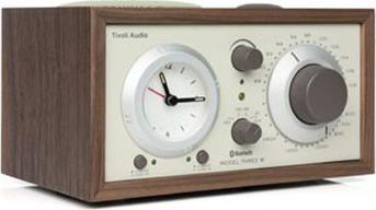 Productafbeelding Tivoli Audio Audio - Model 3 BT w/ USB - Wekkerradio met Bluetooth - Walnoot/Beige (FM, AM, Bluetooth)