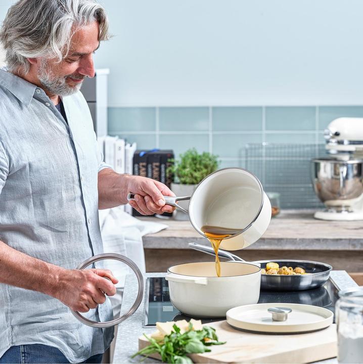 Productafbeelding KitchenAid braadpan 26cm - gemailleerd gietijzer - amandel wit - rond (26 cm, Braadpan + kasserol, Gietijzer)