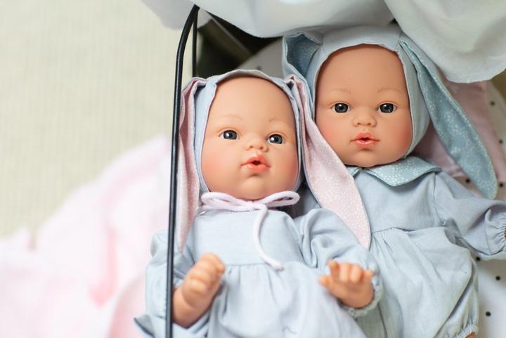 Image du produit Asi Poupée Koke en robe grise avec une capuche aux oreilles de lapin