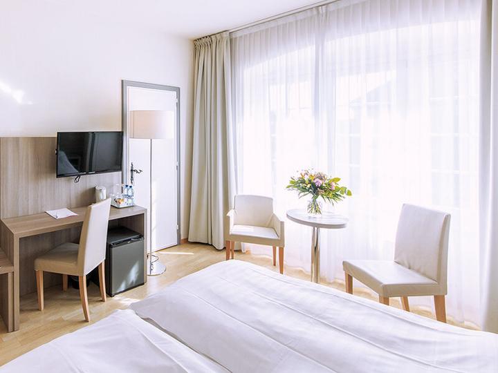 Produktbild Smartbox Entdecken Sie Freiburg: 1 charmante Nacht in einem Superior-Zimmer im Hôtel de la Rose (2 Pers.)