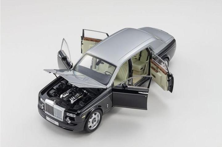 Actual product image Kyosho Rolls-Royce Phamtom EWB Schwarz / Silber, 1:18